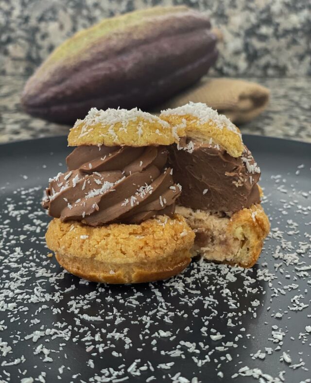 Découvrez le Ty Coco, composé d’un palet noix de coco et d’une ganache chocolat au lait 🥥

Laissez-vous tenter par cette douceur des îles 🏝️

Disponible en magasin et sur commande.

📍Ty Chou Centre Ville 
8 rue du Vau Saint-Germain 35000 Rennes
02.99.78.20.20

📍Ty Chou Gare Sud
3 rue Bernard Palissy 35000 Rennes 
(à l’angle de la rue Ginguené)
02.23.61.26.52

#fetedesperes #amour #love #petiteattention #papa #tychoux #chouxàlacrème #pastry #pâtisserie #patisseriefrançaise #faitmaison #artisanat #rennes #rennesmetropole #destinationrennes #frenchpastry #commerceindependant #bzh #bretagne #breizh