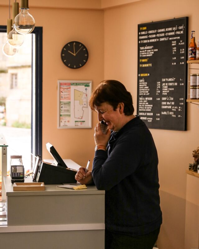 Bonne retraite Annie ❤️

Samedi, nous disions au revoir à Annie chez Ty Chou ! 👋🏻

Après plus de quarante-deux ans à avoir rythmé la vie du quartier Gare Sud, Annie troquait pour la dernière fois son tablier avant de profiter d’une retraite bien méritée ! 👏🏻

Arrivée dans l’équipe Ty Chou en octobre dernier, Annie avait retrouvé la boutique Sacrés-Coeurs en mai à son ouverture pour terminer là où tout avait commencé ! 🤗

Annie manquera aux habitants du quartier, mais aussi à toute l’équipe Ty Chou, marquée par sa grande gentillesse, son professionnalisme, ses valeurs et son aide précieuse durant son passage chez nous. 🥰

Nous lui souhaitons bonheur et repos, entourée de sa famille pour cette nouvelle aventure ! 🫶🏻
.
.
.
#tychou #tychourennes #choux #choualacreme #patisserie #patisseriefrançaise #pastry #frenchpastry #rennes #sudgare #sacrescoeurs #bretagne #bzh #retraite #aurevoir #commerceindependant #artisanat #faitmaison #ontaimeannie