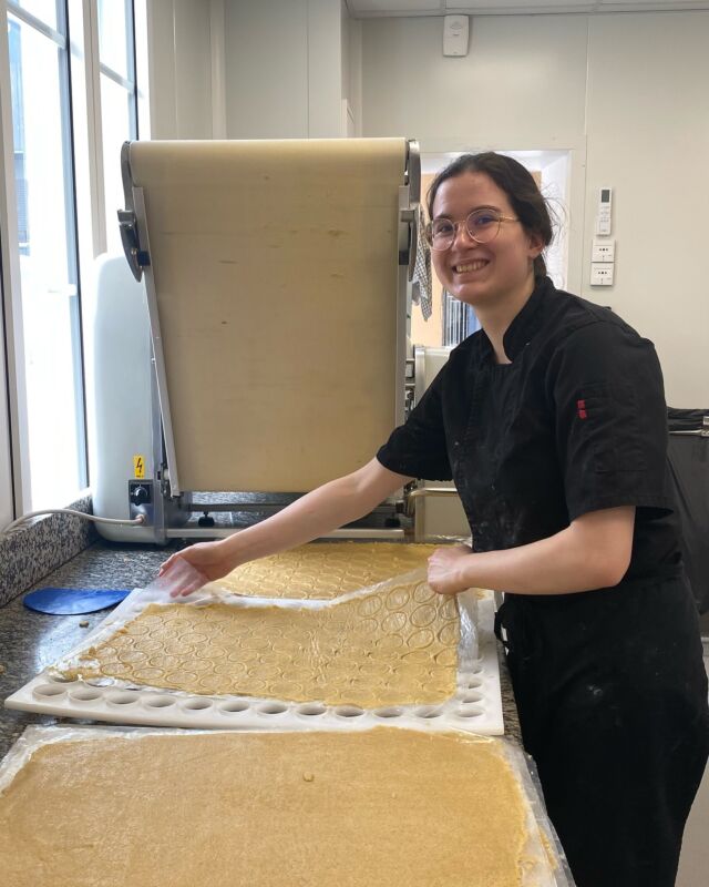 Félicitations à Maëlys pour l’obtention de sa Mention Complémentaire Pâtisserie, Glacerie, Chocolaterie, Confiserie avec mention assez bien ! 👏

Présente depuis septembre 2023 au sein de l’entreprise, les Ty Chou n’ont plus de secrets pour Maëlys. 😉

Toute l’équipe a été ravie de l’accueillir et de l’accompagner durant cette année d’apprentissage en lui transmettant notre savoir-faire et notre passion du métier. 👩🏼‍🍳

Encore Bravo et bonne continuation ! 😄
.
.
.
.
#tychou #tychourennes #tychou_boutique #apprentissage #alternance #pastry #patisseriefrancaise #choux #chouxalacreme #rennes #commerceindépendant #bzh #bretagne #frenchpastry